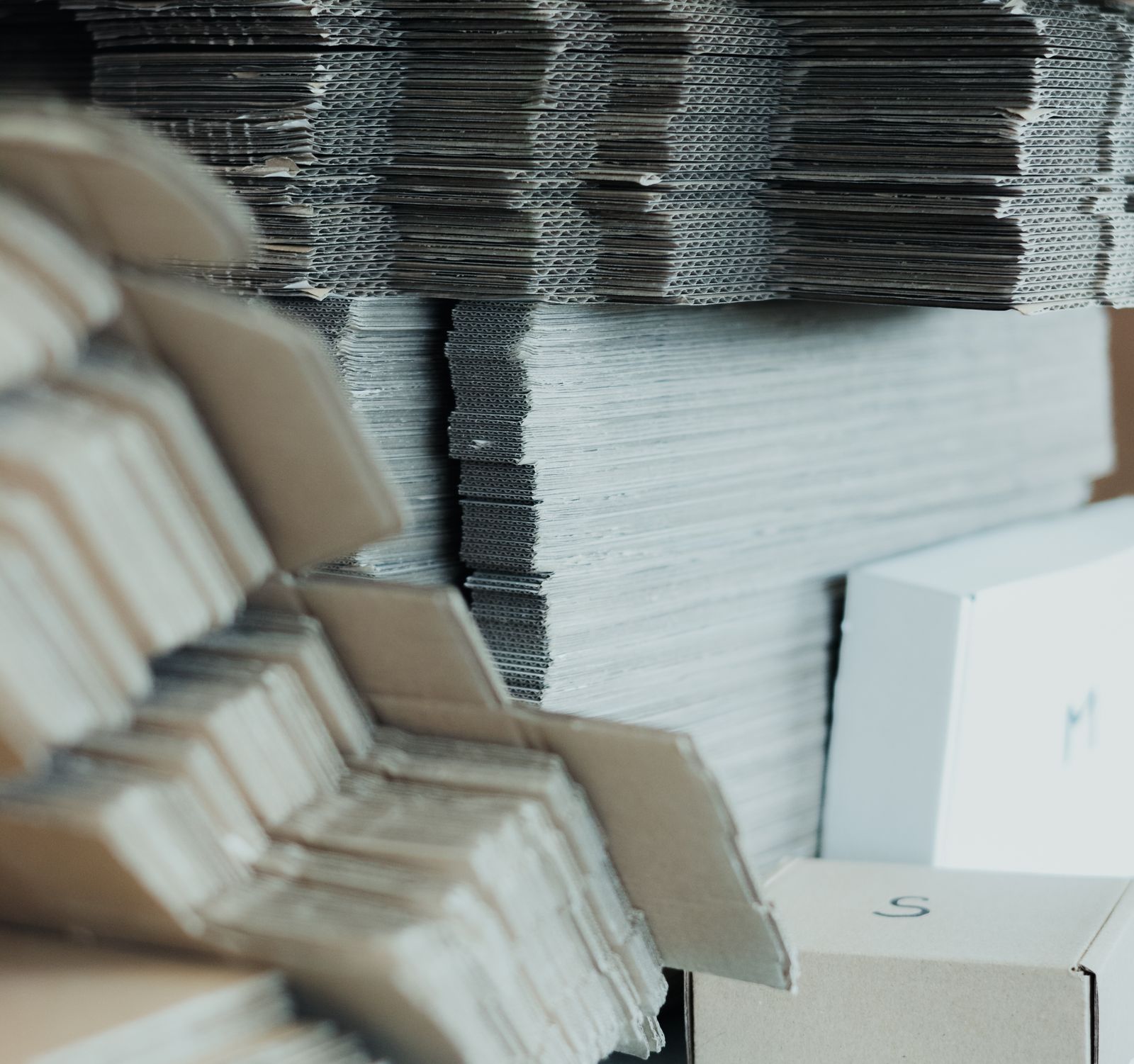 Stock of kraft boxes in the Flagship24 warehouse